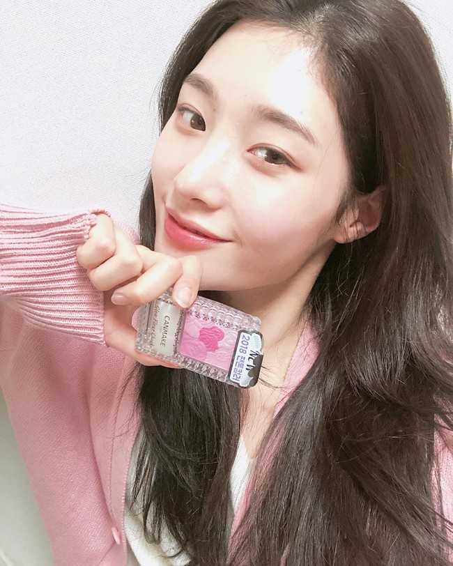 Sebelum jadi idol, Chaeyeon menjalani program penurunan berat badan hingga sukses turun 16 kg. Metode diet Jung Chaeyeon pun dilakukan dengan cara olahraga ekstra, menari, dan mengurangi makan. Ia pun mengaku pernah hanya mengonsumsi tahu, susu kacang, dan tomat ceri sehingga beratnya turun. Foto: Instagram @j_chaeyeoni