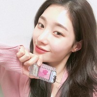 Sebelum jadi idol, Chaeyeon menjalani program penurunan berat badan hingga sukses turun 16 kg. Metode diet Jung Chaeyeon pun dilakukan dengan cara olahraga ekstra, menari, dan mengurangi makan. Ia pun mengaku pernah hanya mengonsumsi tahu, susu kacang, dan tomat ceri sehingga beratnya turun. Foto: Instagram @j_chaeyeoni