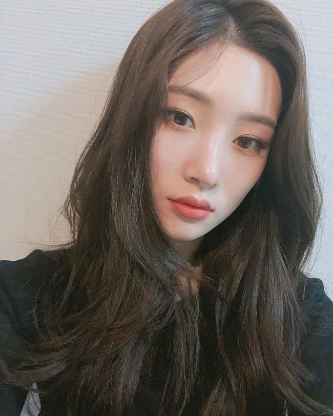 Selain pemilik nama asli Jung Chaeyeon tersebut, dua artis lain yang hidungnya dianggap cantik oleh para pasien operasi adalah aktris Oh Yeon Seo dan Min Hyo Rin. Foto: Instagram @j_chaeyeoni