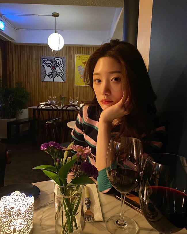 Dikatakan natural karena sebenarnya hidung Chaeyeon adalah hasil operasi. Di 2016, Chaeyeon pernah mengaku di acara Video Star bahwa dirinya telah menjalani operasi hidung. Tampaknya karena hal itu banyak wanita ingin mengikuti hidung Chaeyeon karena terlihat alami seperti tidak pernah operasi. Foto: Instagram @j_chaeyeoni