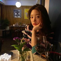 Dikatakan natural karena sebenarnya hidung Chaeyeon adalah hasil operasi. Di 2016, Chaeyeon pernah mengaku di acara Video Star bahwa dirinya telah menjalani operasi hidung. Tampaknya karena hal itu banyak wanita ingin mengikuti hidung Chaeyeon karena terlihat alami seperti tidak pernah operasi. Foto: Instagram @j_chaeyeoni