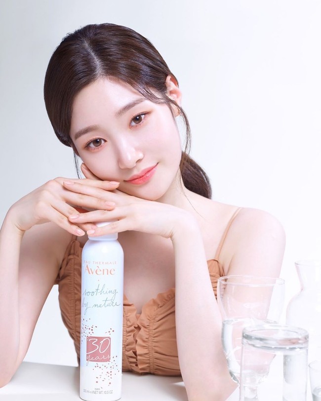 Kini Chaeyeon kerap kali mendapat endorsement dari brand kecantikan dan didaulat menjadi bintang iklan kosmetik. Foto: Instagram @j_chaeyeoni