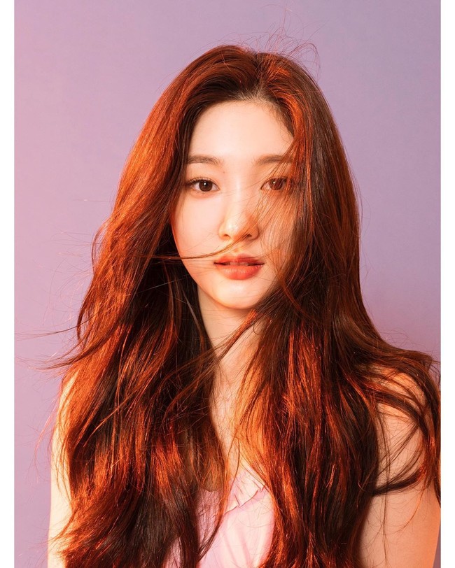 Dokter tersebut menjelaskan bahwa batang hidung Chaeyeon terlihat lurus tapi masih ada sedikit tonjolan. Ujung hidung wanita yang pernah tergabung dalam IOI ini pun tampak membulat dan sedikit turun sedangkan cupingnya cenderung lebar. Bentuk itu lah yang membuat hidungnya tampak cantik dan natural untuk ditiru. Foto: Instagram @j_chaeyeoni