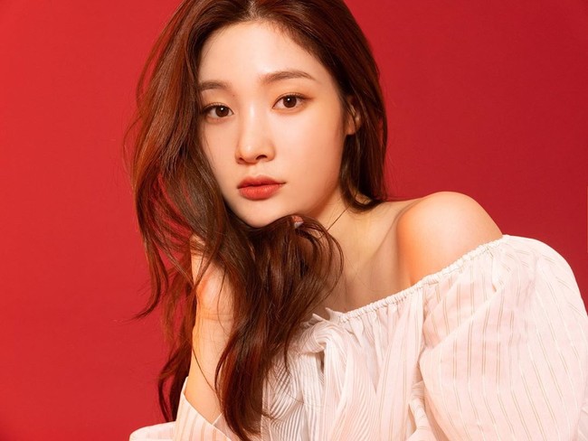 Dokter bedah plastik Min Hee Jun baru-baru ini mengungkap siapa saja artis wanita Korea yang wajahnya sering jadi referensi untuk operasi plastik. Untuk hidung ternyata Chaeyeon DIA sering menginspirasi para pasien saat ingin mendapatkan bentuk baru. Foto: Instagram @j_chaeyeoni