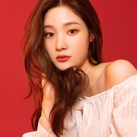 Dokter bedah plastik Min Hee Jun baru-baru ini mengungkap siapa saja artis wanita Korea yang wajahnya sering jadi referensi untuk operasi plastik. Untuk hidung ternyata Chaeyeon DIA sering menginspirasi para pasien saat ingin mendapatkan bentuk baru. Foto: Instagram @j_chaeyeoni