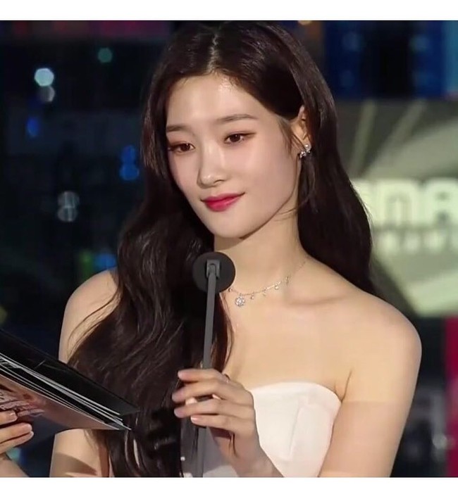 Chaeyeon sendiri dikenal pernah bertubuh gemuk lalu melakukan diet dan menjalani operasi plastik. Dikatakan jika dulu ia pernah di-bull teman-teman karena berbadan gemuk. . Ketika SMP, berat badannya pun pernah mencapai 65 kg. Foto: Instagram @j_chaeyeoni