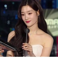 Chaeyeon sendiri dikenal pernah bertubuh gemuk lalu melakukan diet dan menjalani operasi plastik. Dikatakan jika dulu ia pernah di-bull teman-teman karena berbadan gemuk. . Ketika SMP, berat badannya pun pernah mencapai 65 kg. Foto: Instagram @j_chaeyeoni