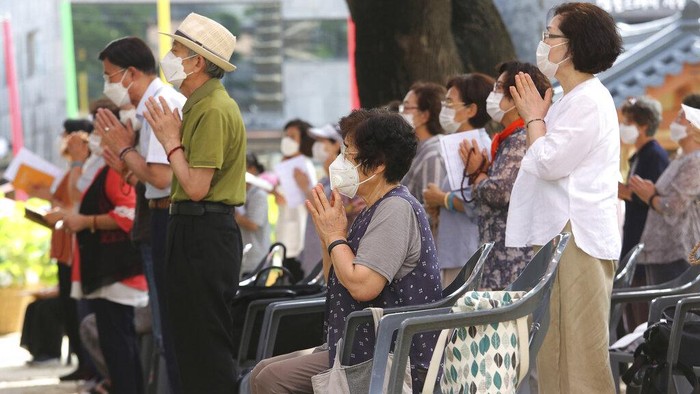 Kasus Corona Meningkat, Korsel Perketat Pembatasan Sosial Korea Selatan kembali memperketat pembatasan sosial. Hal ini dilakukan seiring meningkatnya jumlah kasus virus Corona di negara tersebut.