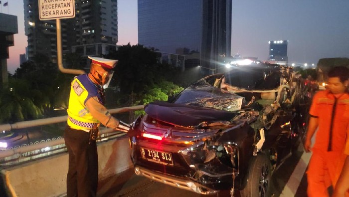 Kecelakaan Mobil Seruduk Truk di Tol Layang Slipi arah Semanggi