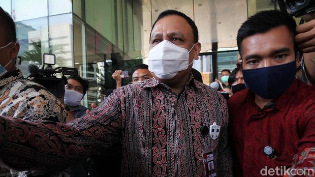 Ketua KPK Firli Bahuri usai menjalani sidang etik yang digelar oleh Dewan Pengawas KPK, di gedung C1 KPK Kuningan Jakarta, Selasa (25/8/2020) . Persidangan yang berlangsung tertutup tersebut memeriksa Firli atas dugaan  pelanggaran etik terkait aktivitas penggunaan fasilitas berupa helikopter mewah atas laporan Masyarakat Anti Korupsi (MAKI).