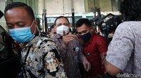 Ketika dimintai tanggapan tentang permintaan Koordinator MAKI, Boyamin Saiman, perihal dia diminta turun menjadi Wakil Ketua KPK jika melanggar, Firli mengatakan akan mengikuti aturan undang-undang.
