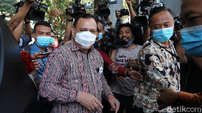 Ketua KPK Firli Bahuri usai menjalani sidang etik yang digelar oleh Dewan Pengawas KPK, di gedung C1 KPK Kuningan Jakarta, Selasa (25/8/2020) . Persidangan yang berlangsung tertutup tersebut memeriksa Firli atas dugaan  pelanggaran etik terkait aktivitas penggunaan fasilitas berupa helikopter mewah atas laporan Masyarakat Anti Korupsi (MAKI).