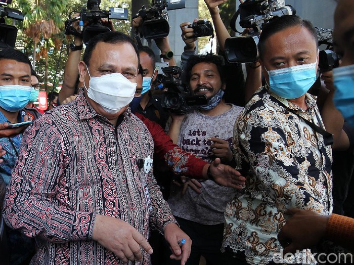 Ketua KPK Firli Bahuri usai menjalani sidang etik yang digelar oleh Dewan Pengawas KPK, di gedung C1 KPK Kuningan Jakarta, Selasa (25/8/2020) . Persidangan yang berlangsung tertutup tersebut memeriksa Firli atas dugaan  pelanggaran etik terkait aktivitas penggunaan fasilitas berupa helikopter mewah atas laporan Masyarakat Anti Korupsi (MAKI).