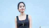 Kirana tampil seksi dan menawan dengan crop top hitam yang dipadukan dengan rok merah. Pool/Palevi S/detikFoto.