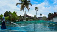 Kolam renang milik Aveda Resort di Kerala India, kini dihuni oleh ribuan ikan jenis ikan bintik mutiara.