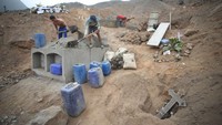 Setiap harinya, penggali kuburan disibukkan dengan mengggali tanah atau membuat kuburan bertingkat disana. Raul Sifuentes/Getty Images  