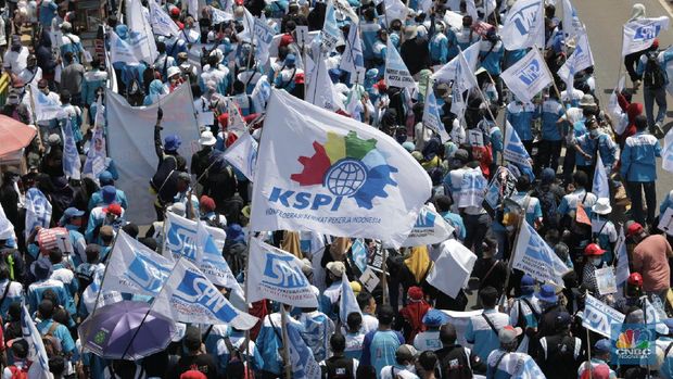 Konfederasi Serikat Buruh Indonesia (KSPI) demo di depan Gedung DPR RI. (CNBC Indonesia/Muhammad Sabki)