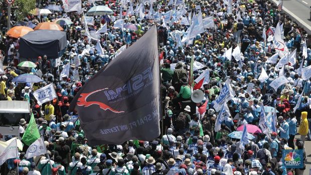 Konfederasi Serikat Buruh Indonesia (KSPI) demo di depan Gedung DPR RI. (CNBC Indonesia/Muhammad Sabki)