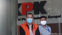 Tersangka mantan anggota DPRD Provinsi Sumatera Utara periode 2009-2014 Sudirman Halawa usai menjalani pemeriksaan di gedung KPK, Jakarta, Selasa (25/8/2020).