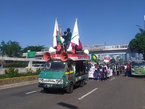 Gabung Massa Buruh, Mahasiswa ke Depan DPR Tolak RUU Omnibus Law
