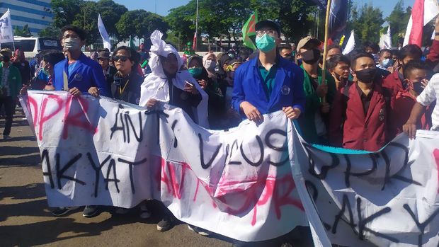 Mahasiswa bergabung dengan massa buruh di depan Gedung DPR RI pada Selasa, 25 Agustus 2020