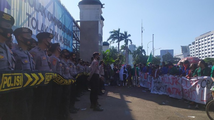 Massa mahasiswa unjuk rasa di depan gedung DPR untuk menolak omnibus law, Selasa (25/8/2020).