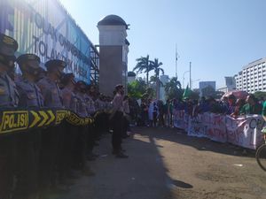 Mahasiswa Tiba di Depan Gedung DPR, Massa Buruh Bubar