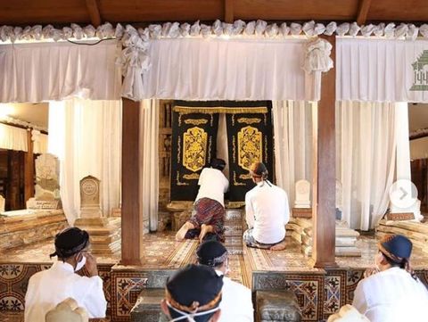 Makam Sunan Kudus saat masih ditutup luwur atau kelambu.