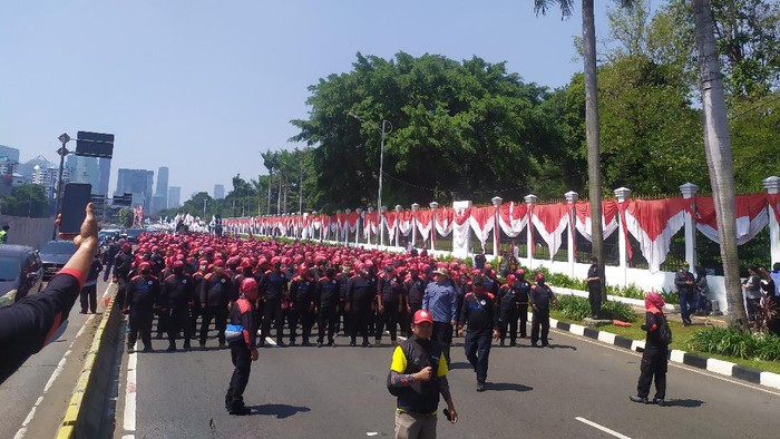 Massa Buruh KSPI Bergerak Memenuhi Jalan Gatot Subroto
