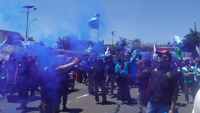 Massa Buruh Tolak Omnibus Law Bakar Flare di Depan Gedung DPR
