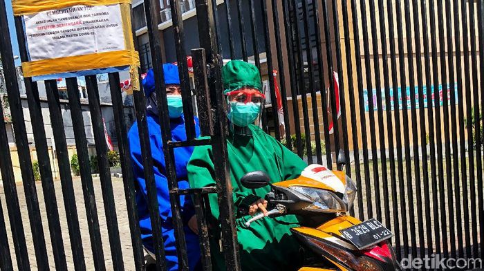 Mengintip Aktivitas Pasien OTG Corona di GOR Tambora GOR Tambora jadi lokasi isolasi mandiri warga yang terpapar COVID-19. Sejumlah fasilitas disediakan guna penuhi kebutuhan warga selama isolasi mandiri di sana.