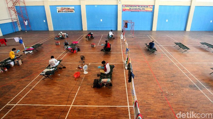 GOR Tambora jadi lokasi isolasi mandiri warga yang terpapar COVID-19. Sejumlah fasilitas disediakan guna penuhi kebutuhan warga selama isolasi mandiri di sana.