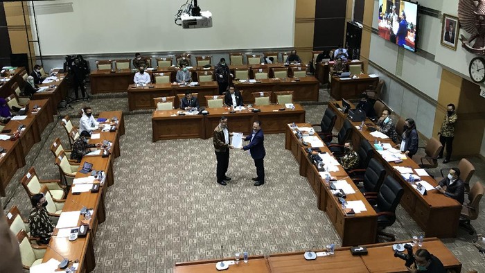 Menkum HAM Yasonna Laoly menyerahkan DIM RUU MK ke Komisi III DPR