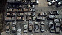 Ada puluhan mobil yang dibakar. AP Photo/Morry Gash.