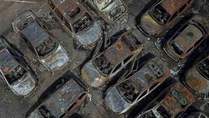 Mobil-mobil Ini Jadi Korban Demo Rusuh di AS Burned out vehicles are seen Monday, Aug. 24, 2020, in Kenosha, Wis. Many of the cars were set on fire during protests Sunday night after a police shooting in the city. (AP Photo/Morry Gash)