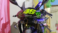 Terakhir adalah pemasangan sistem pencahayaan. Jorgie mengatakan modifikasi Vixion menjadi M1 ini menggunakan lampu motor merek lain dan lampu produk aftermarket. Soal kualitas pencahayaan, tentunya dikembalikan lagi ke keinginan konsumen. Foto: Creative custom/Jorgie Candrono