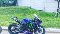 Modifikasi naked bike menjadi motor sport sudah menjadi hal yang umum. Tapi modifikasi motor satu ini cukup unik, karena mengubah tampilan naked bike menjadi motor MotoGP. Modifikasi ini mengambil basis Yamaha Vixion, yang dipoles menjadi motor MotoGP Valentino Rossi, Yamaha YZR-M1. Foto: Creative custom/Jorgie Candrono