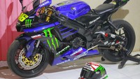Lalu berapa biaya yang dibutuhkan untuk modifikasi Vixion jadi motor Valentino Rossi ini? Total biaya sekitar Rp 30 juta. Itu udah full semua lah, termasuk juga spidometer kita ganti digital. Tapi kalau mau beli bodinya aja, harganya Rp 10,5 juta, jelasnya. Foto: Creative custom/Jorgie Candrono