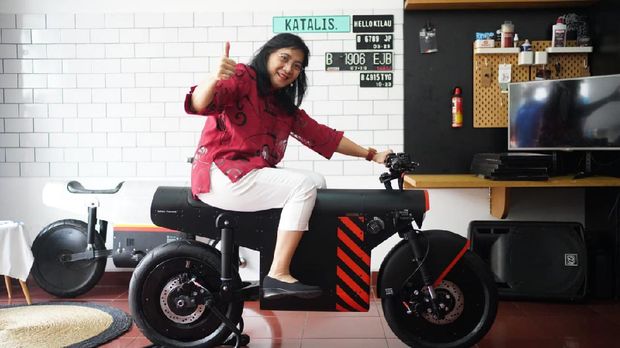Direktur Jenderal Industri Kecil, Menengah dan Aneka (IKMA) Kemenperin, Gati Wibawaningsih, dengan Motor Listrik Katalis Company