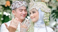 Nadya Mustika bahkan melepas cincin kawinnya tersebut dalam unggahannya di instagram. Dok. Instagram/nadyamustikarahayu