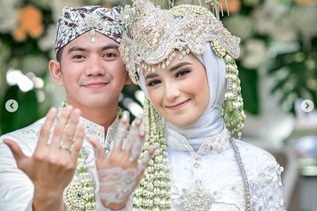 Istri dari Rizki DA, Nadya Mustika Rahayu, juga menikah ketika dirinya masih duduk di bangku perkuliahan. Setelah menikah, Nadya baru melanjutkan kuliahnya dan berhasil memperoleh gelar sarjana pada September 2020. Foto: Dok. Instagram/nadyamustikarahayu