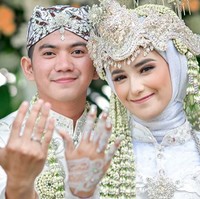 Istri dari Rizki DA, Nadya Mustika Rahayu, juga menikah ketika dirinya masih duduk di bangku perkuliahan. Setelah menikah, Nadya baru melanjutkan kuliahnya dan berhasil memperoleh gelar sarjana pada September 2020. Foto: Dok. Instagram/nadyamustikarahayu