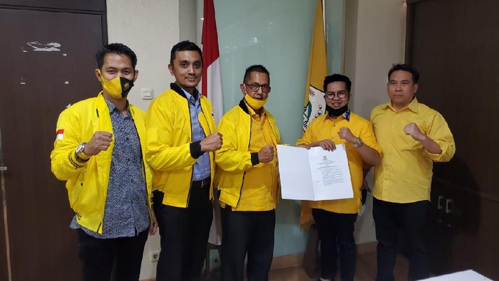 Pasangan Edi Damansyah-Rendi Solihin menerima surat rekomendasi dukungan untuk Pilbup Kukar dari pengurus DPP Golkar (dok Istimewa)