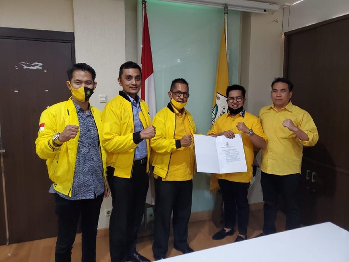 Pasangan Edi Damansyah-Rendi Solihin menerima surat rekomendasi dukungan untuk Pilbup Kukar dari pengurus DPP Golkar (dok Istimewa)