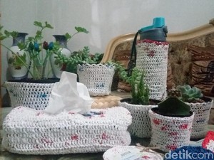 Pelajar di Surabaya Sulap Limbah Kresek Jadi Kerajinan Rajutan Ekonomis