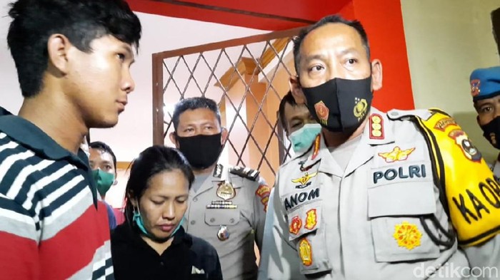 Pelaku saat diintrogasi Kapolrestabes Palembang usai diamankan.