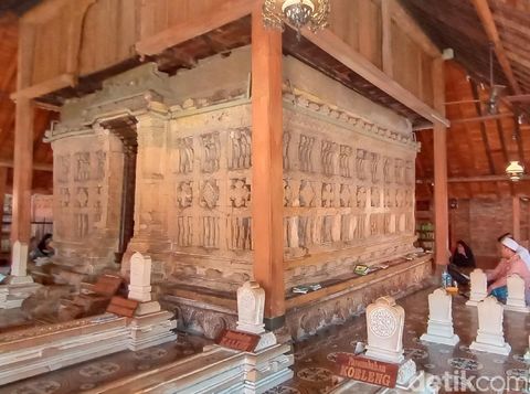 Penampakan makam Sunan Kudus saat luwur atau kelambunya dilepas, Selasa (25/8/2020).