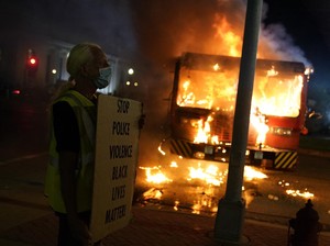 Kerusuhan di Demo Penembakan Jacob Blake, Mobil Dibakar