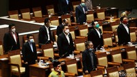 Nilai tukar rupiah terhadap dolar Amerika Serikat (AS) hingga Juli juga tercatat di level Rp 14.608, angka ini lebih tinggi dari yang dipatok dalam APBN di level Rp 14.400. Suku bunga SBN juga tercatat lebih tinggi dari APBN, yakni 3,29% hingga Juli 2020.