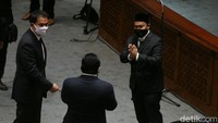 Sedangkan untuk harga minyak mentah Indonesia hingga Juli 220 US$ 39,98 barel per day (bpd), lebih rendah dari target APBN yang mencapai US$ 63 bpd. Lifting minyak juga tercatat sekitar 714 ribu bph dan lifting gas sekitar 987 ribu barel setara minyak per hari. Keduanya juga meleset dari target APBN. Untuk diketahui, DPR RI menggelar rapat paripurna dengan sejumlah agenda pada hari ini. Sebanyak 303 anggota DPR hadir secara fisik maupun virtual.